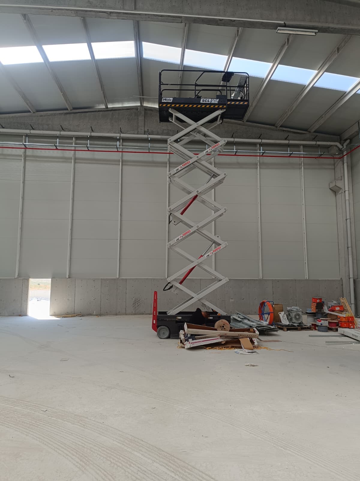 Bozüyük seramik fabrikasında makaslı platformla tavan çalışması