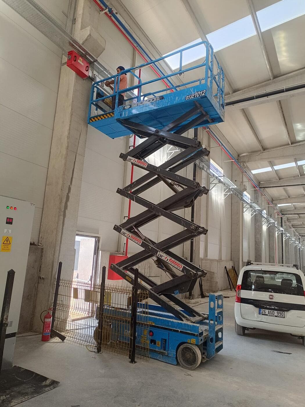 Makaslı platform ile depo içi raf erişim çalışması